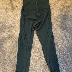 Lululemon Dark Forest Green Luxtreme Wunder Under Crop Laser Cut detail Size 4